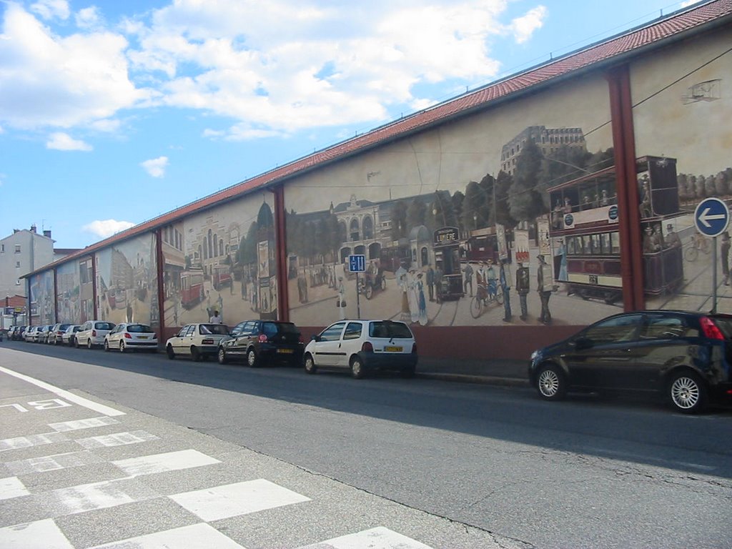 Murale de l'histoire des transports publics, à Lyon